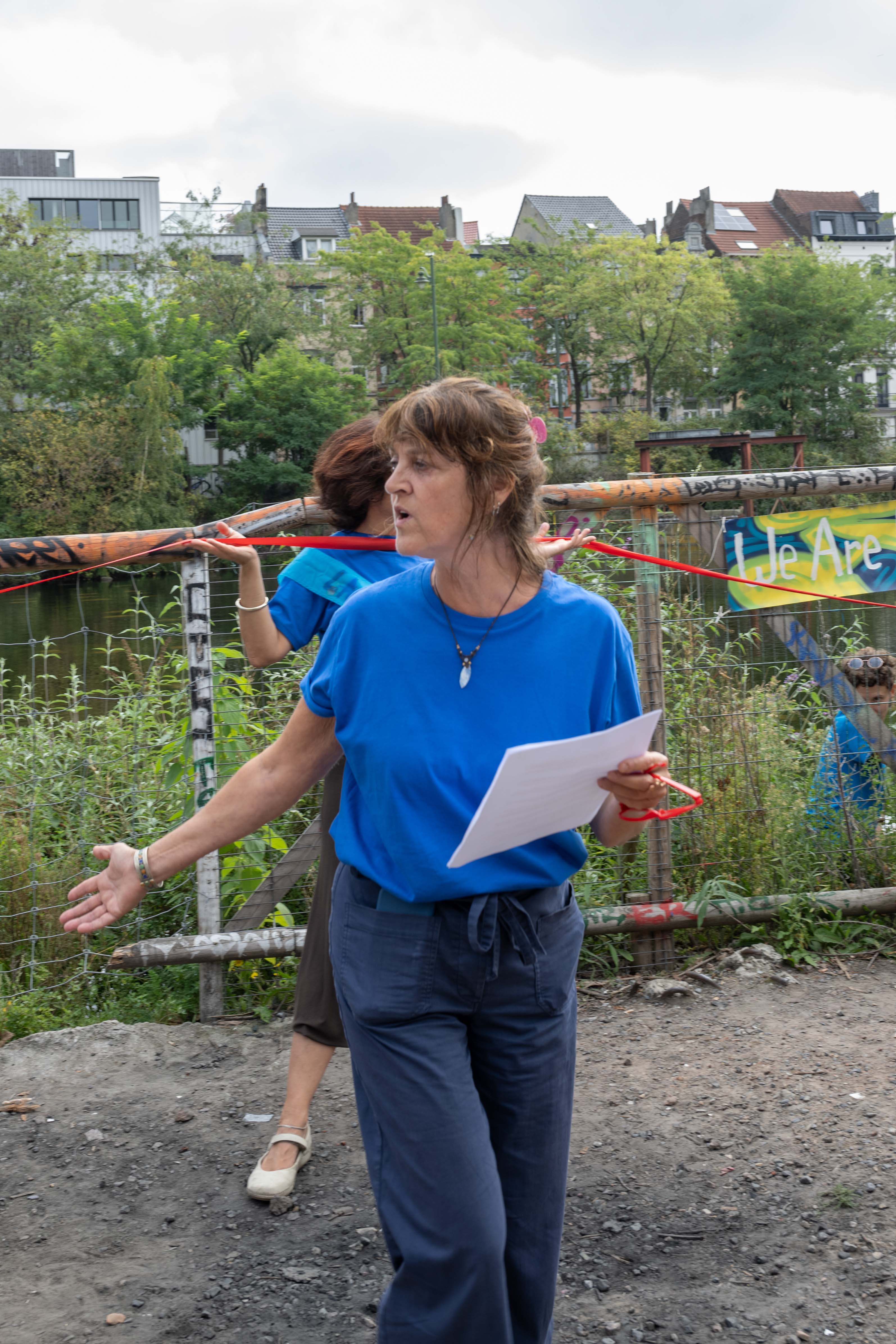 Lecture pendant le rituel d'alliance (image: Bea Borgers)